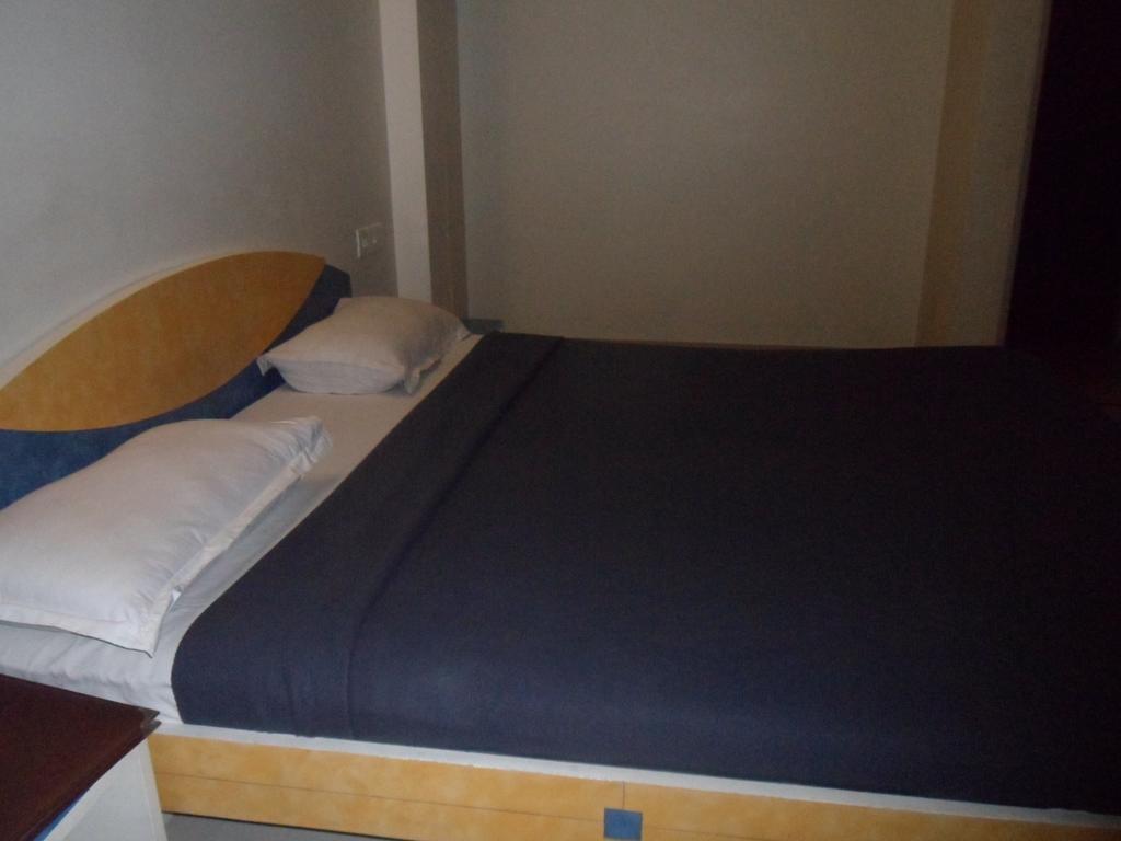 Hotel Dudawat Ahmedabad Phòng bức ảnh