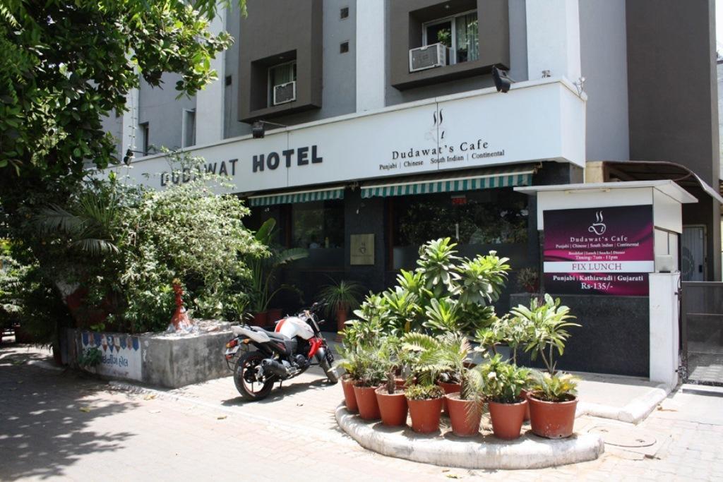Hotel Dudawat Ahmedabad Ngoại thất bức ảnh
